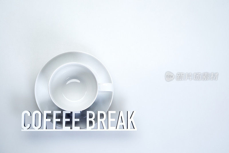 白色的杯子和上面的字COFEE BREAK